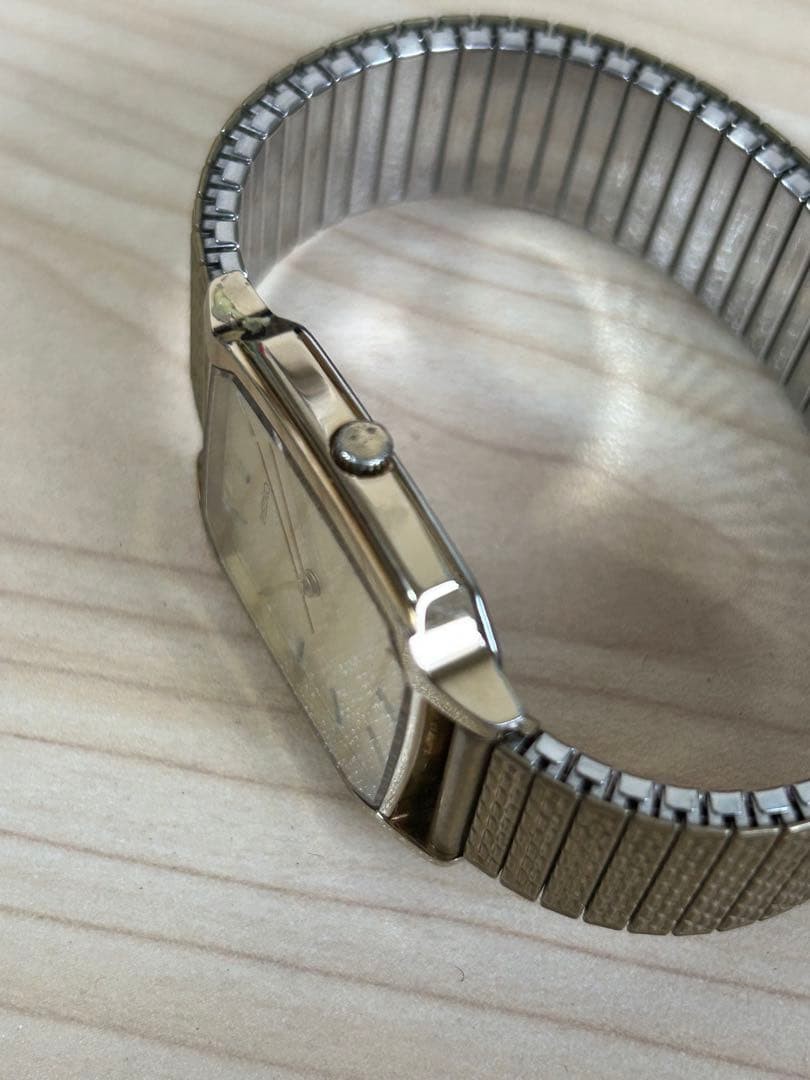 SEIKO quartz watch, nickel alloy case, gold color, working condition.