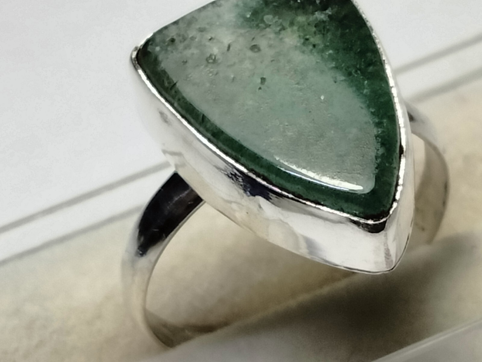 ATTRACTIVE NATURAL GREEN ONYX IN STERLING SILVER 925 RING SIZE 8.75-9.0