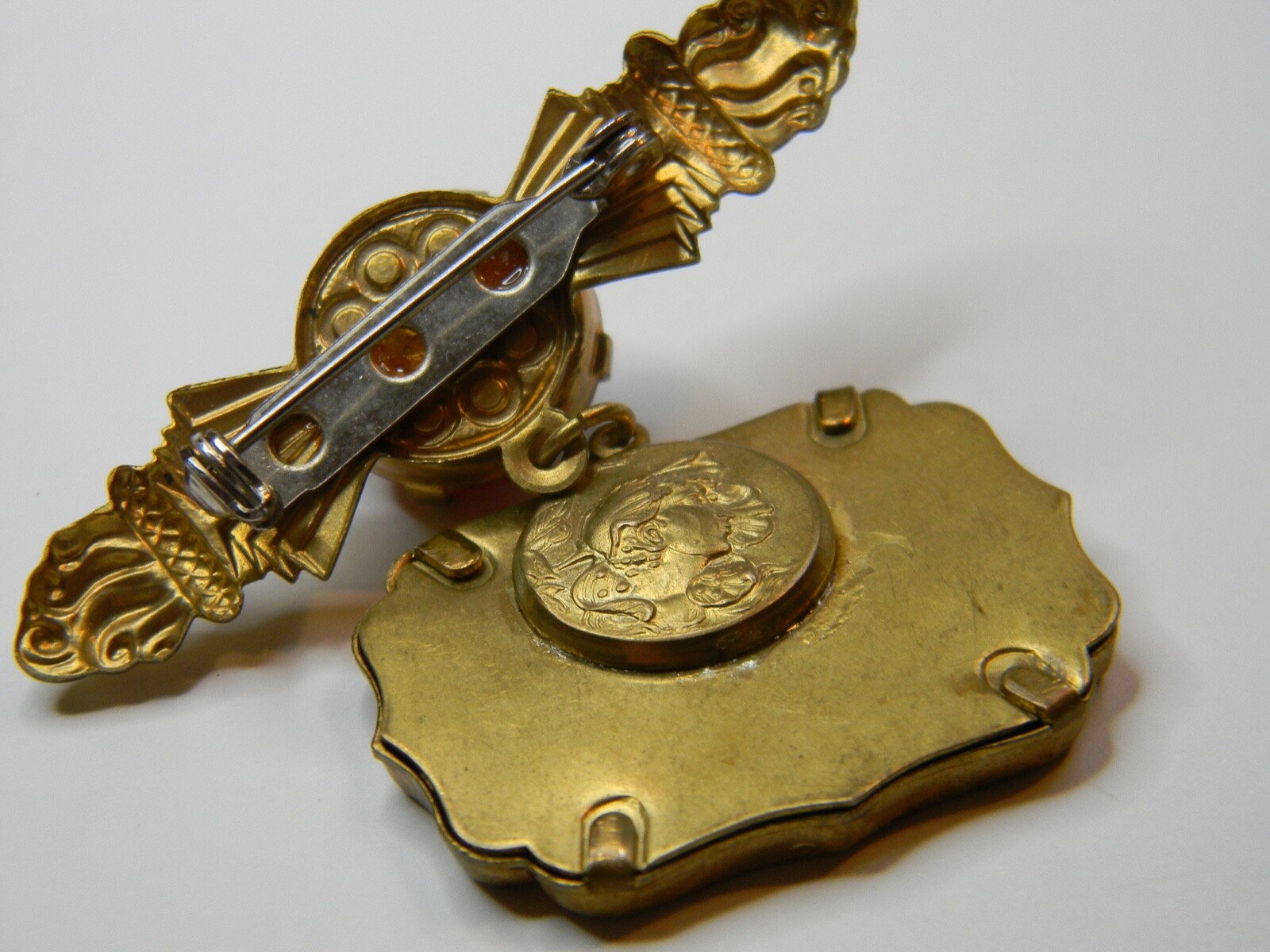 1898 19C VINTAGE 2 CENT DOCUMENT STAMP GOLD PLATED ORNATE BROOCH PIN PENDANT