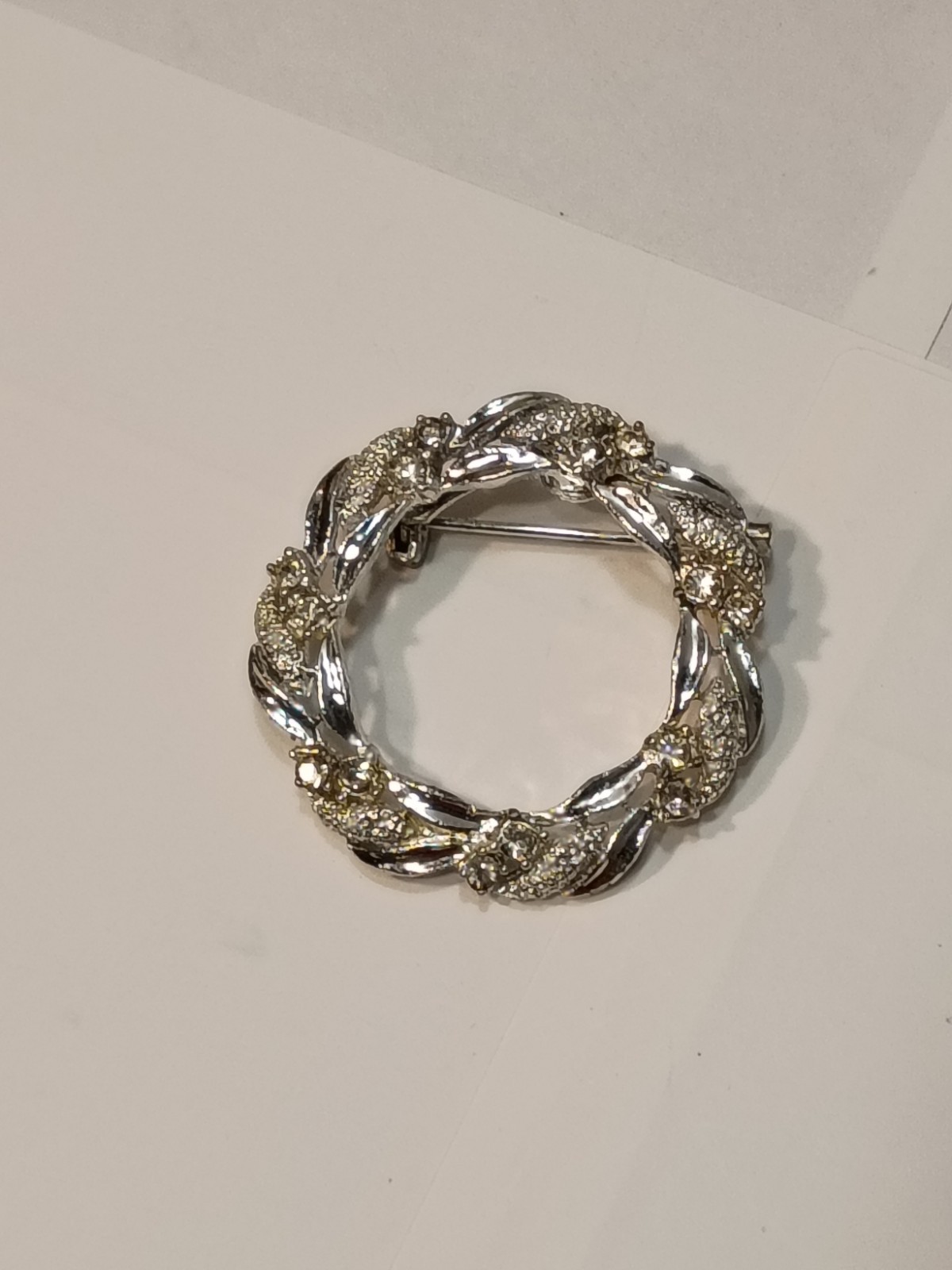 Gerrys Silver Tone Gold Accents Wreath Circle Brooch Pin Metal No Stone