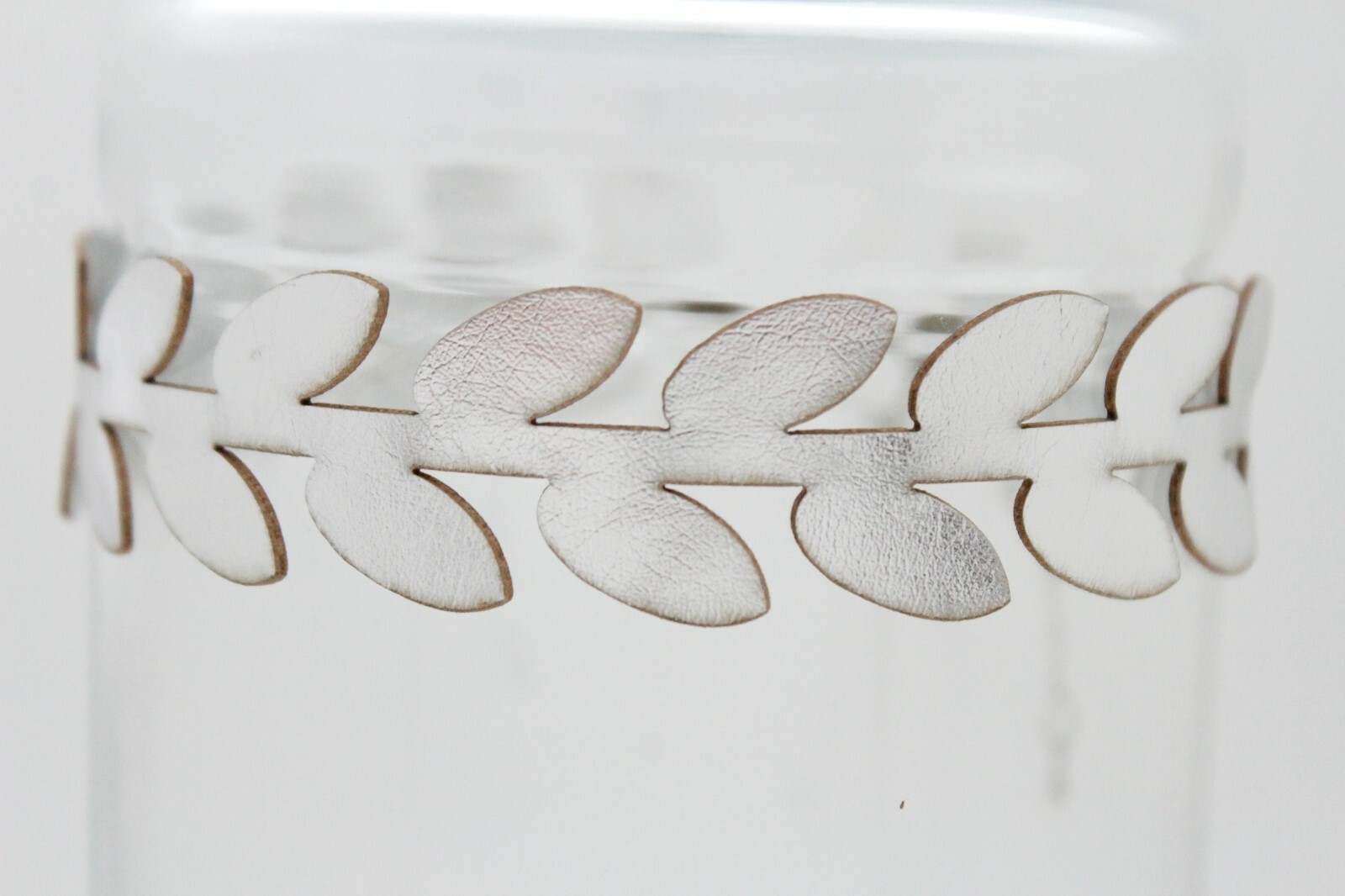 Women Fashion Jewelry Choker Necklace Metallic Silver Faux Leather Leaf Fabric
