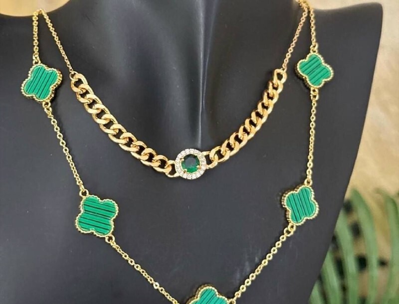 Women’s jewelry with an elegant design and a distinctive royal color, beautiful