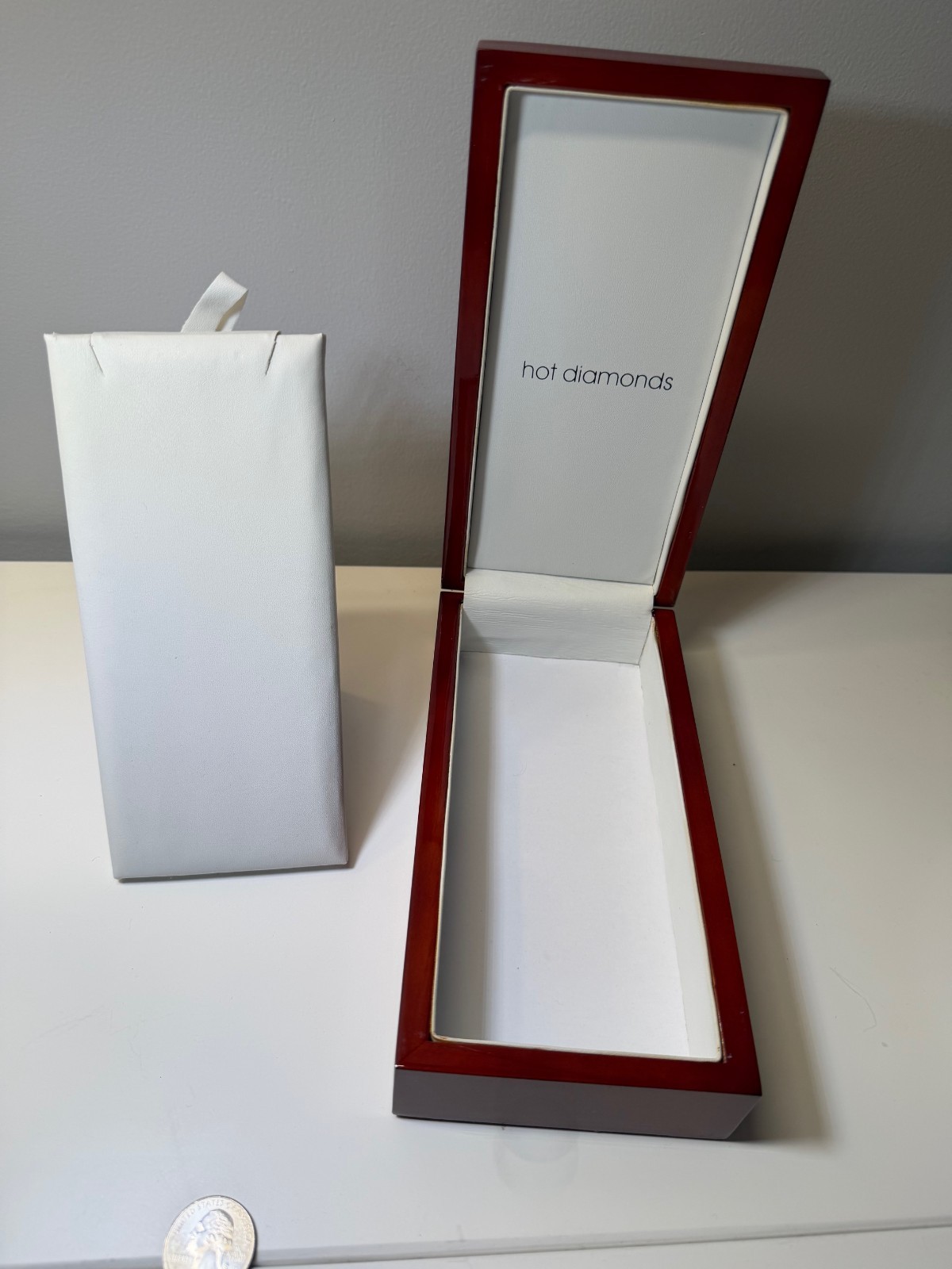 hot diamonds necklace gift box and display cherry finish 7 3/4 inches in length