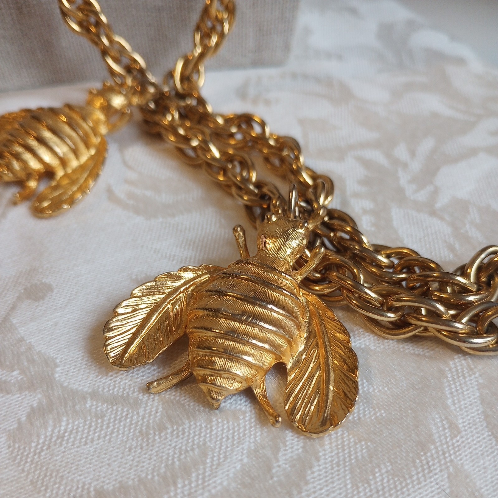 Vintage Goldtone 3 large bumblebee Insect statement necklace 26 + 6in