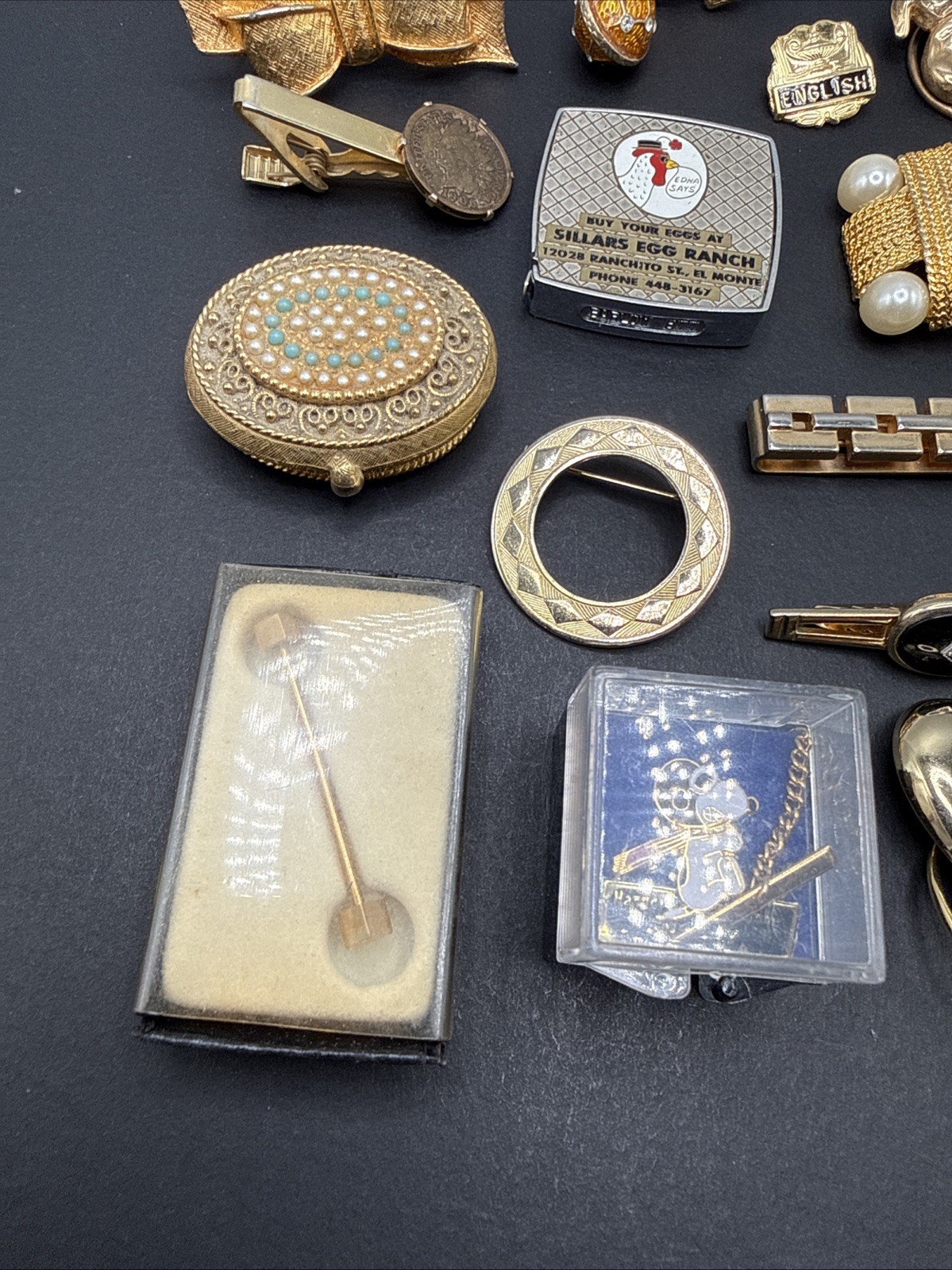 Lot Of Vintage Jewelry Accessories And Other Fun Things Mostly Gold Tone J4