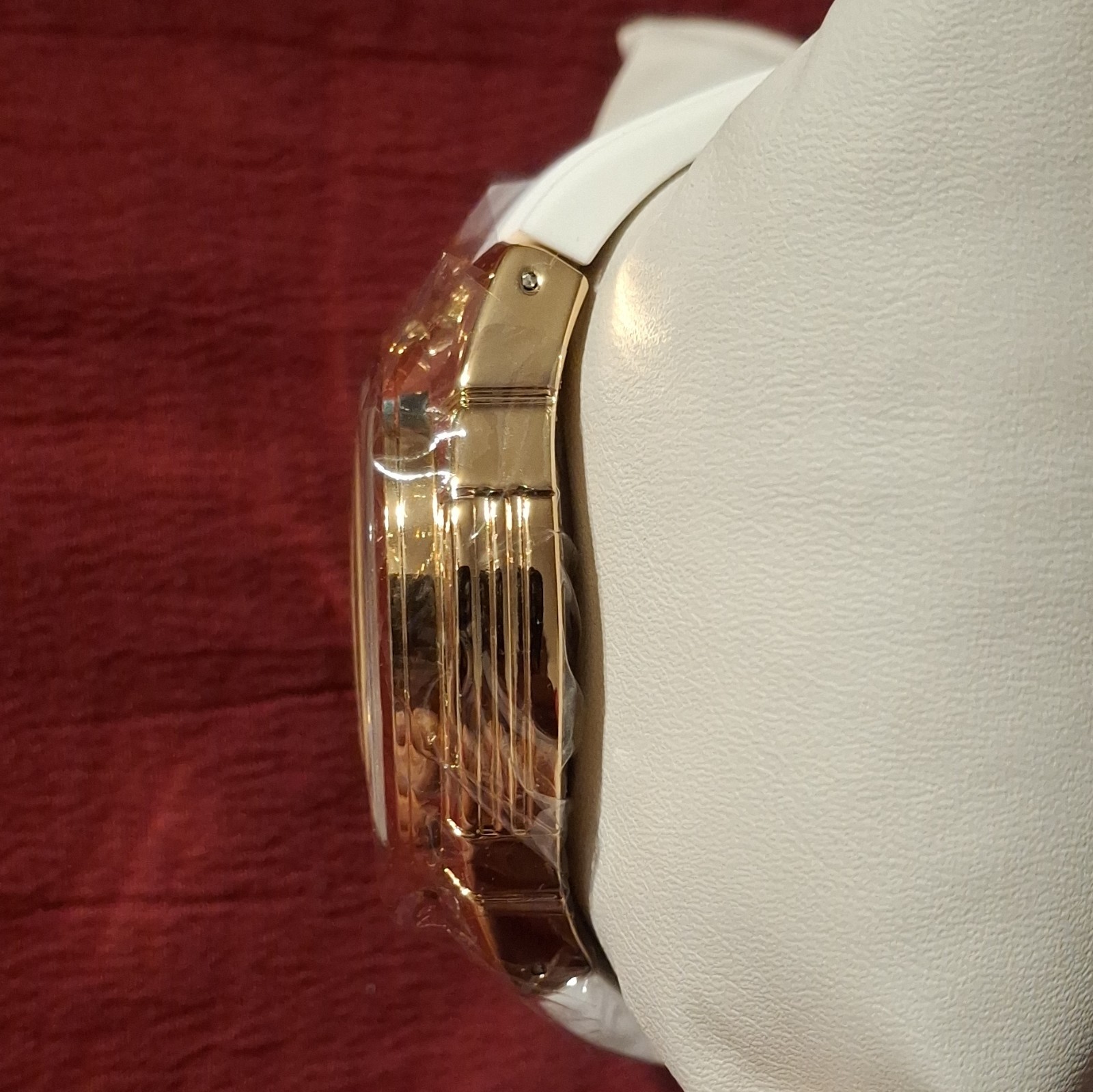 Activa Quartz Analog Watch Gold Tone Case White Rubber Strap Date Indicator