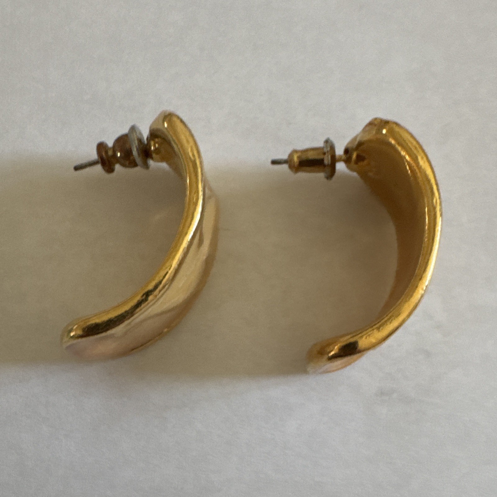 Gold Tone Cuff Post Stud Earrings Beige Swirl Inlay Metal Lobe Pair