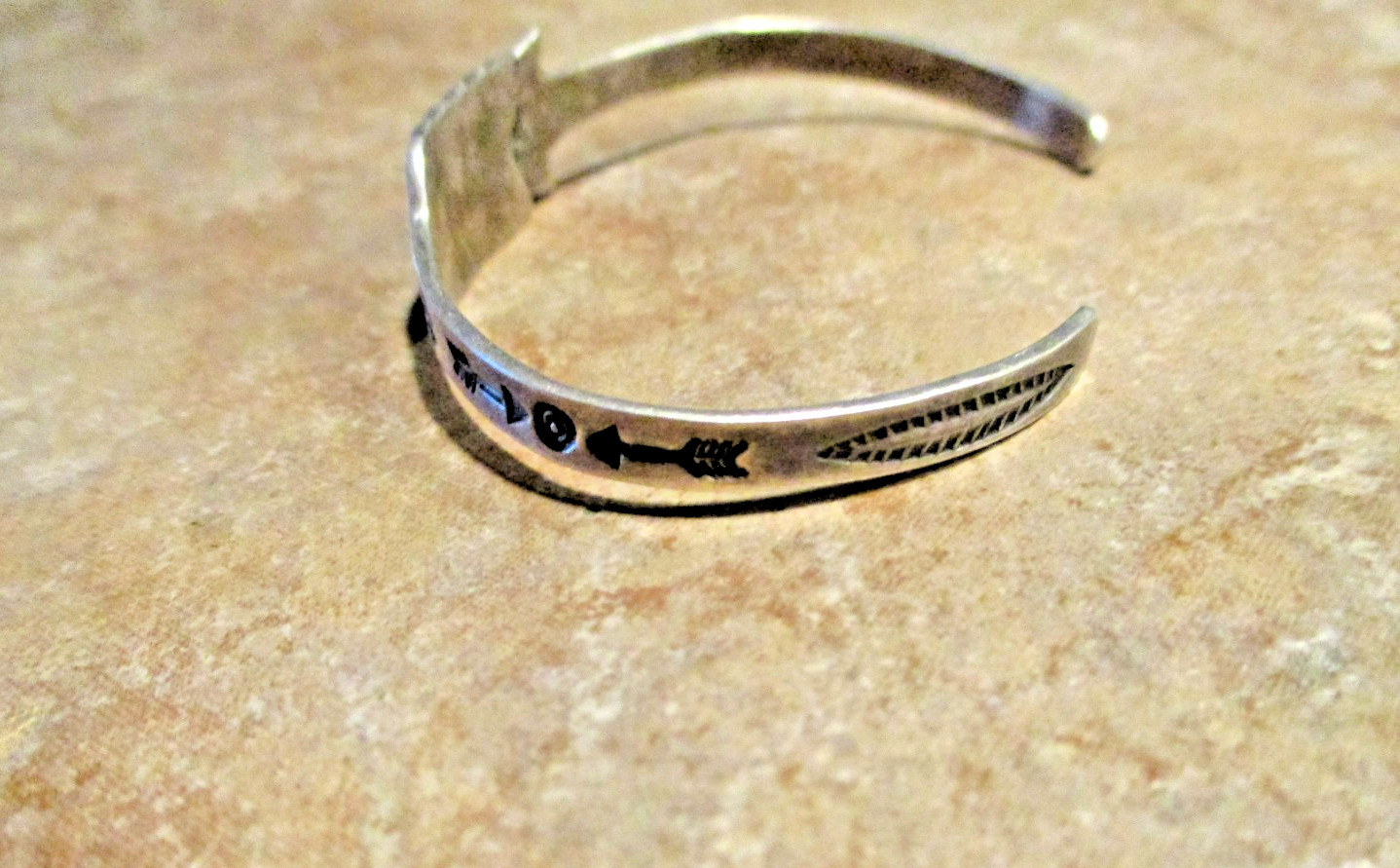 PETITE / SMALL OLD 1950’s Navajo Sterling Silver Stamped Design ARROW Bracelet