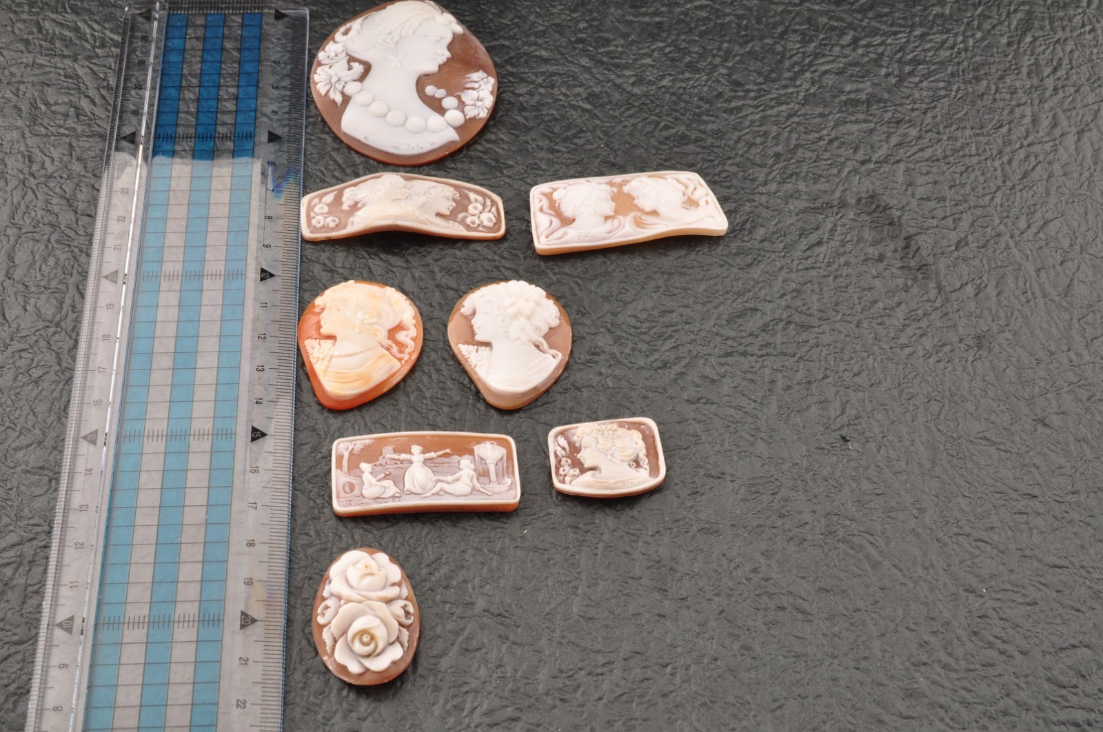 8 items , vintage shell cameo White and brown color (Total 222.5ct) with case.