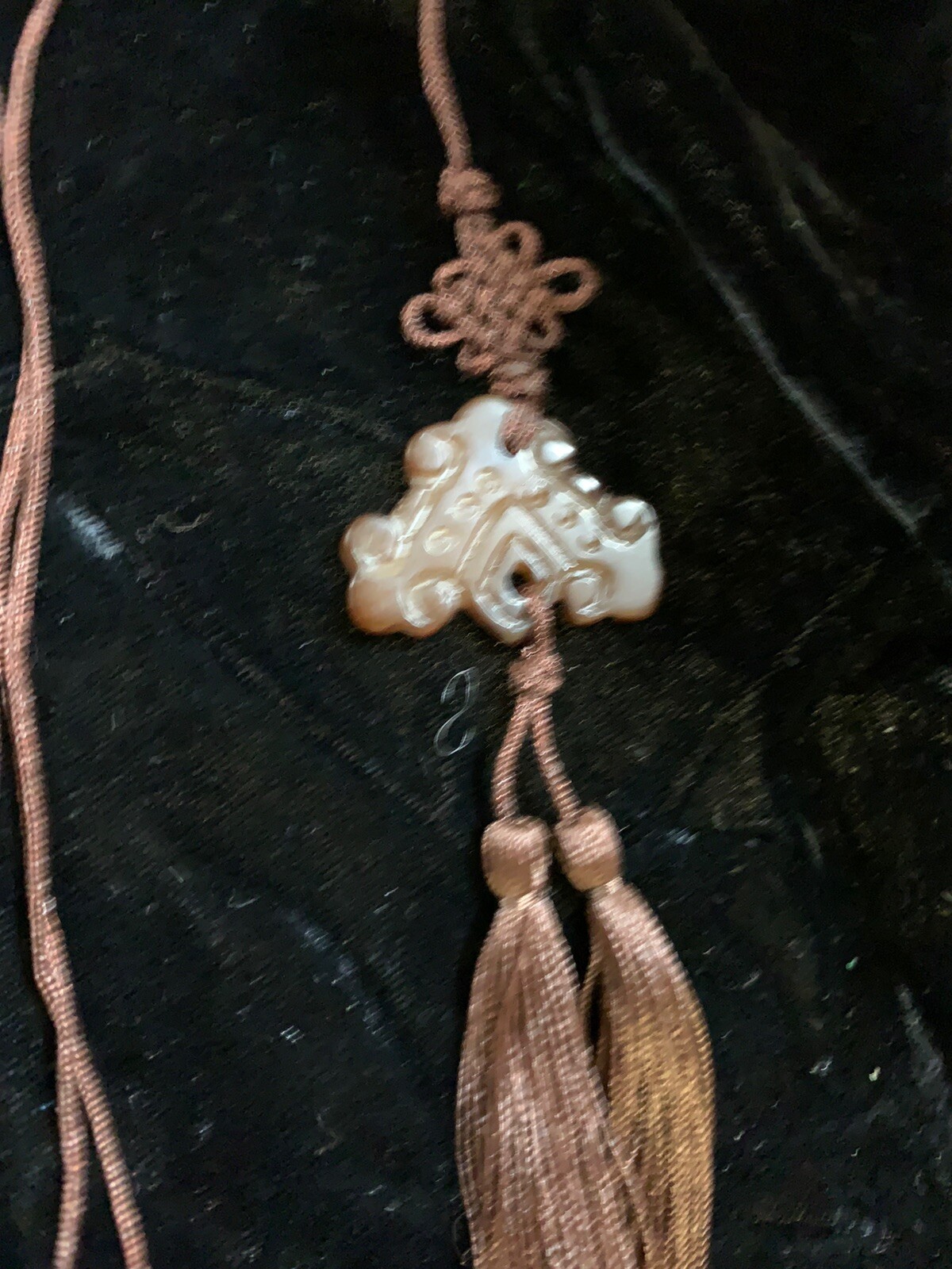 19″ VINTAGE CHINESE EXPORT CARVED SERPENTINE STONE CHIME TASSEL PENDANT NECKLACE