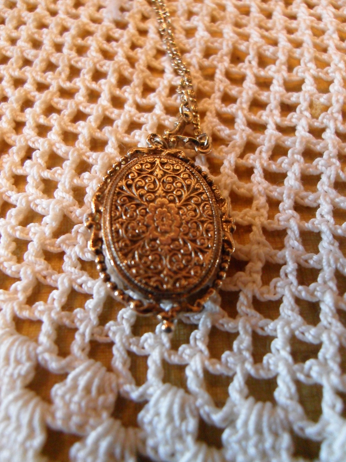 VINTAGE CAMEO PENDANT & CHAIN BY 1928