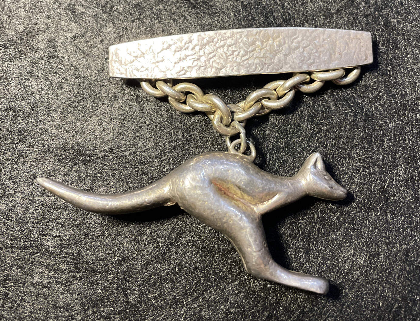 SUSAN CUMMINGS sterling silver IWLF HAMMERED BAR KANGAROO DANGLE BROOCH PIN