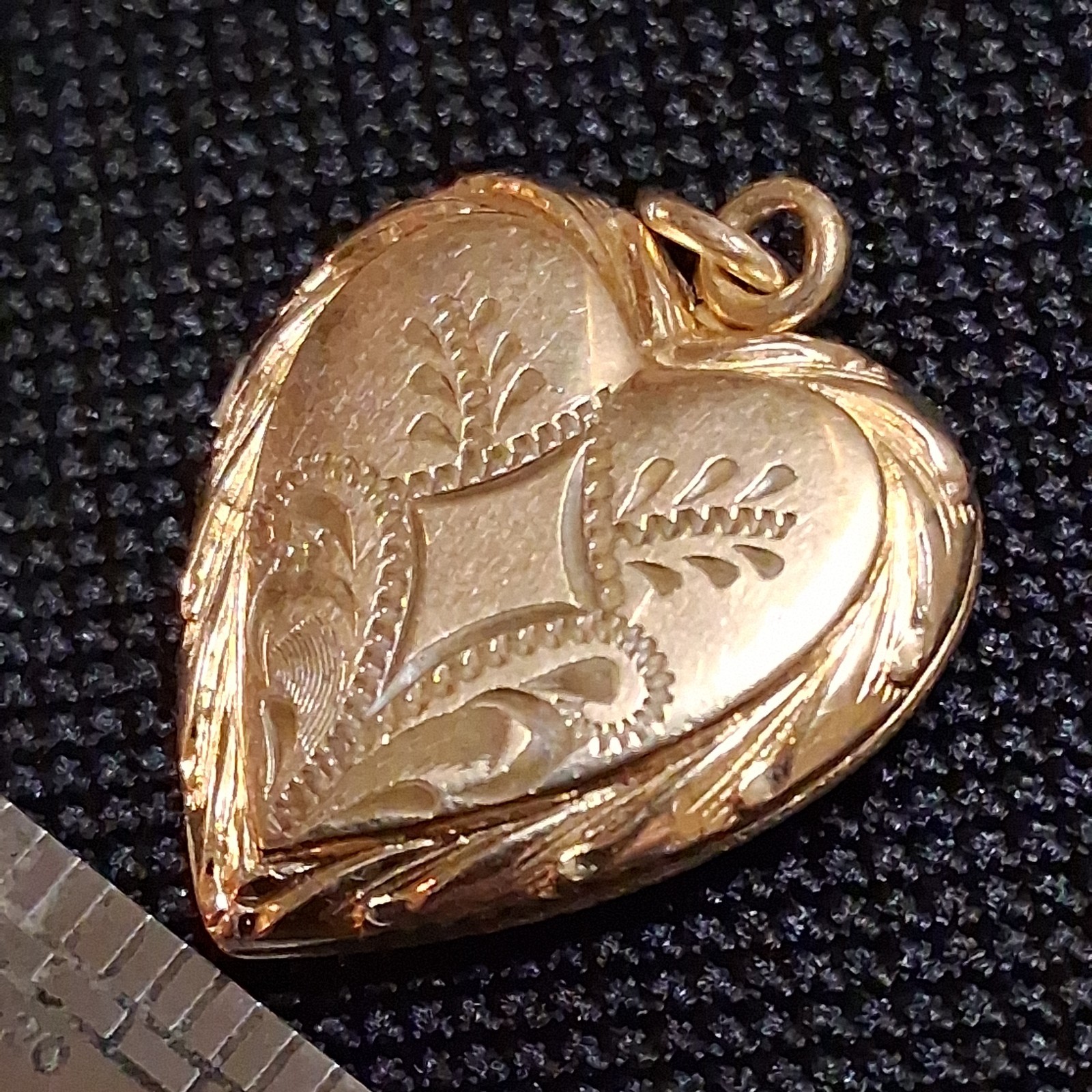 VTG ART DECO ETCHED 12k GOLD FILLED HEART LOCKET PENDANT J21