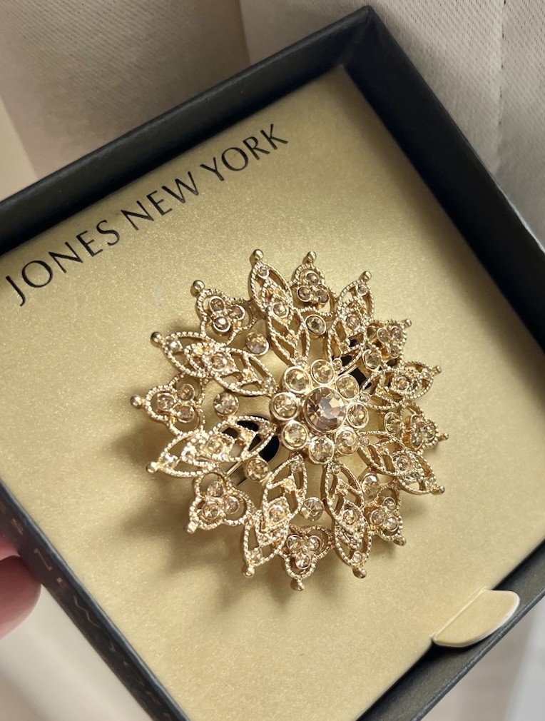 jones New York Gold Glass Crystal Champagne Flower Floral 2” Brooch Pin New NIB