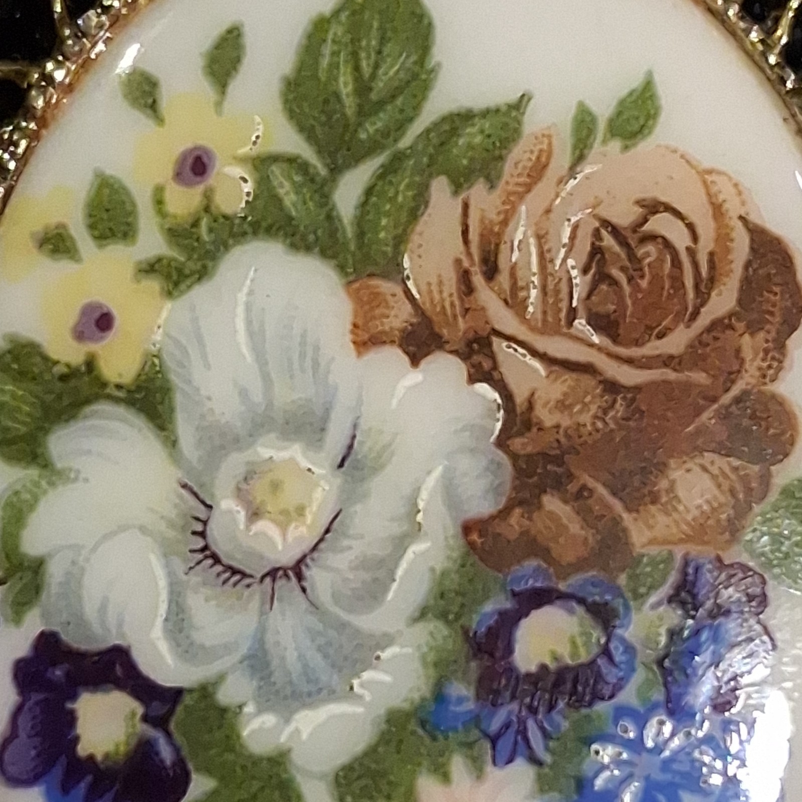 Oval Floral Cameo Style Brooch Pin Gold-Tone Metal Frame Multicolor