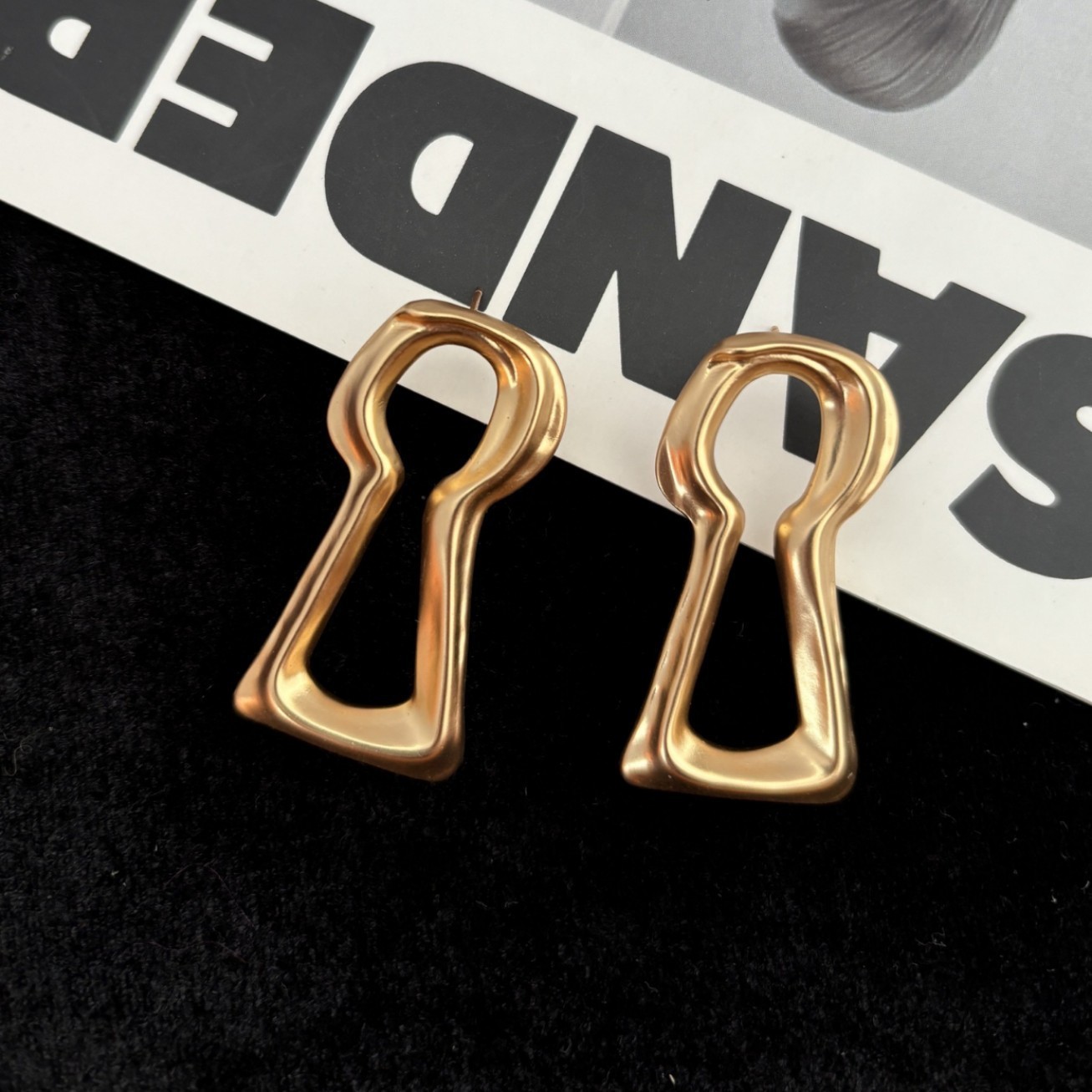 Schiaparelli Simple elegant keyhole style earrings with box
