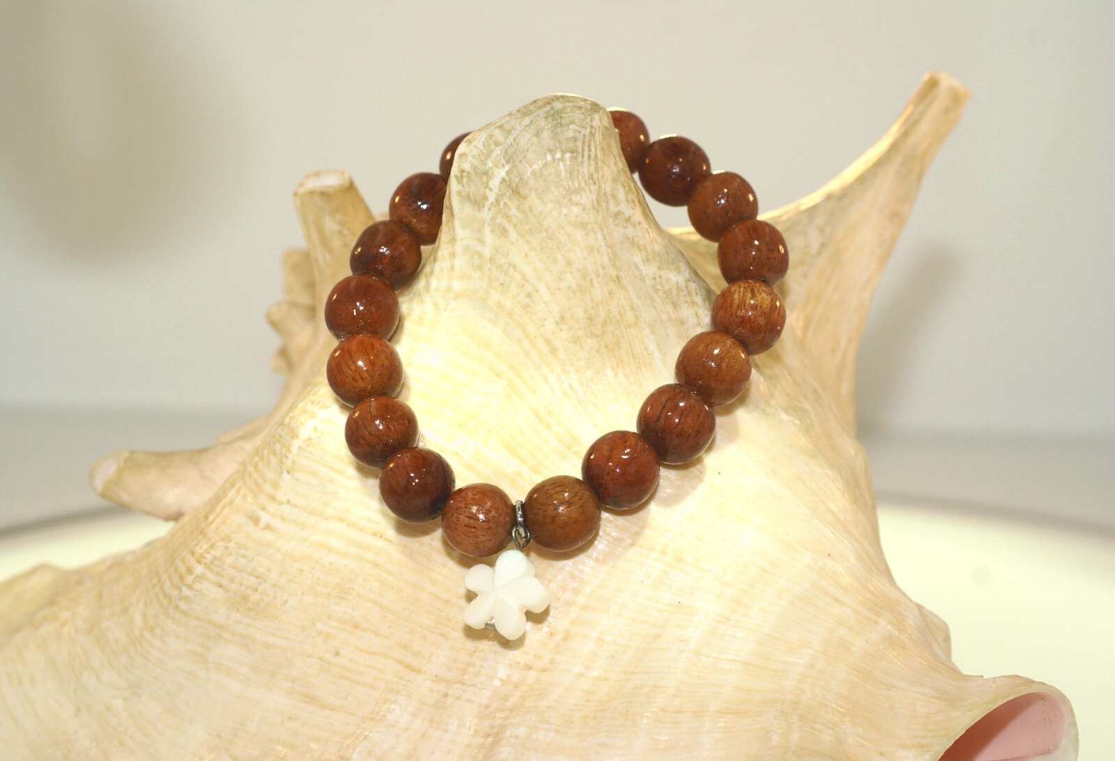 10MM HAWAIIAN KOA WOOD ROUND BALL BEAD & CARABAO BONE PLUMERIA STRETCH BRACELET