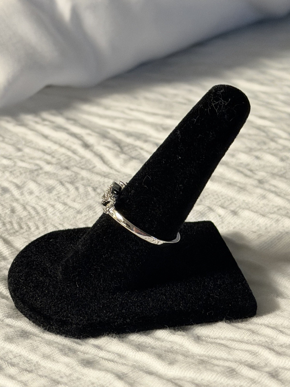 10K White Gold Real Diamond Women’s Cursive “QUEEN” Band Right Hand Ring