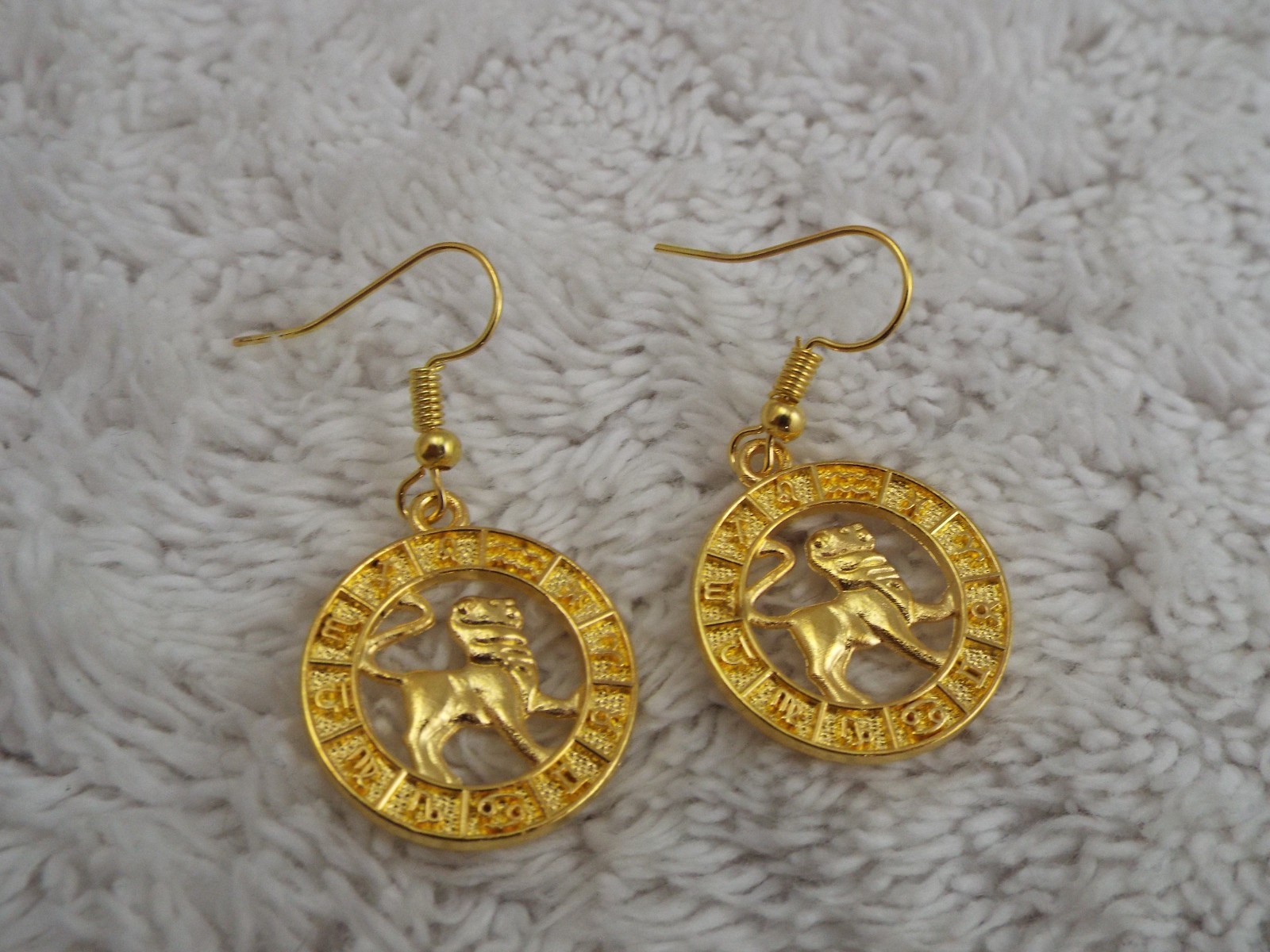 Goldtone Zodiac Leo Lion Pierced Earrings (B43)