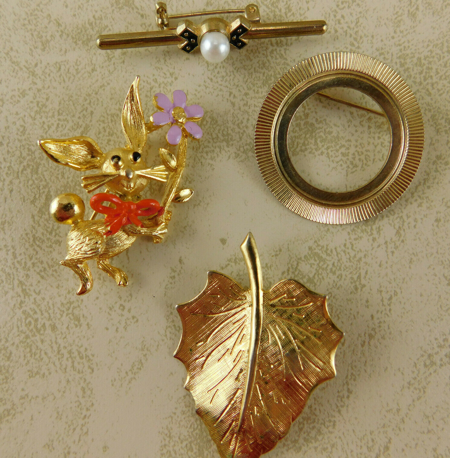 (4) Vintage ESTATE Lot of Brooches Pins ~ One Signed JJ – Gold Tone