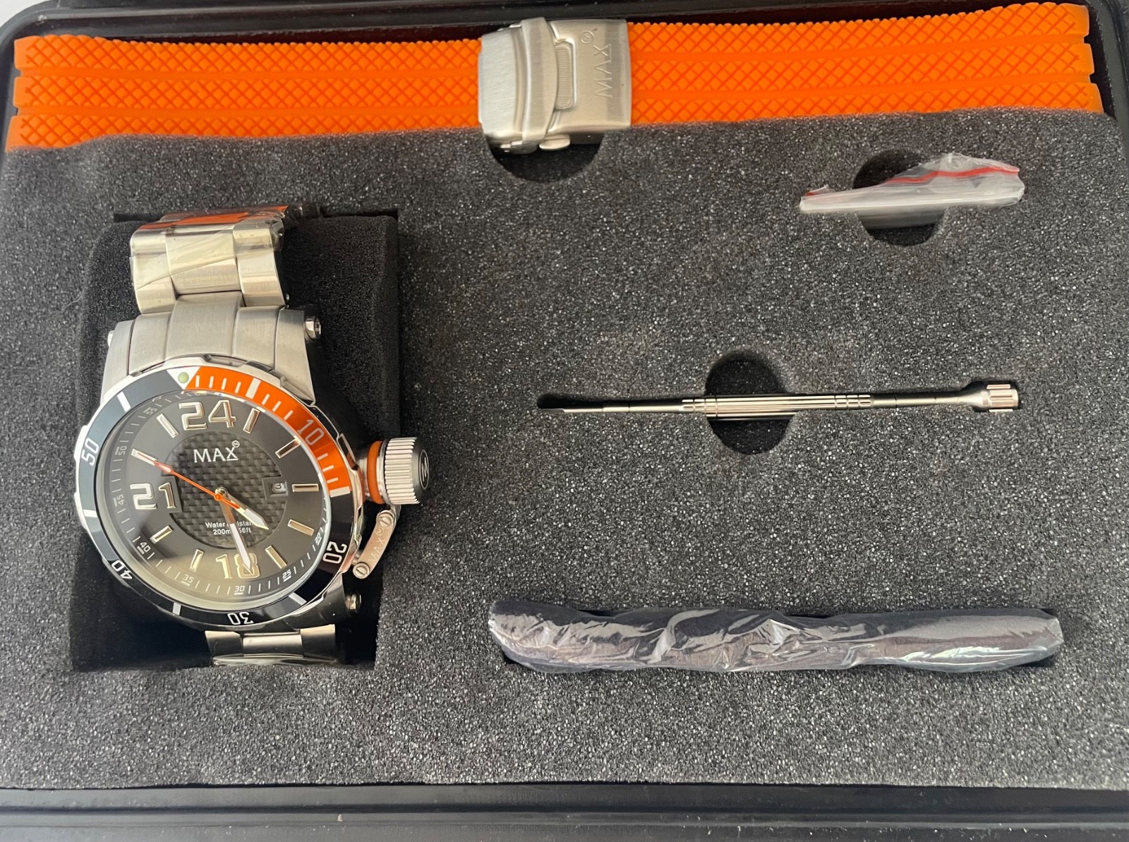 “Max Diver” 5-MAX545, 47mm stainless steel case, black dial, silver strap