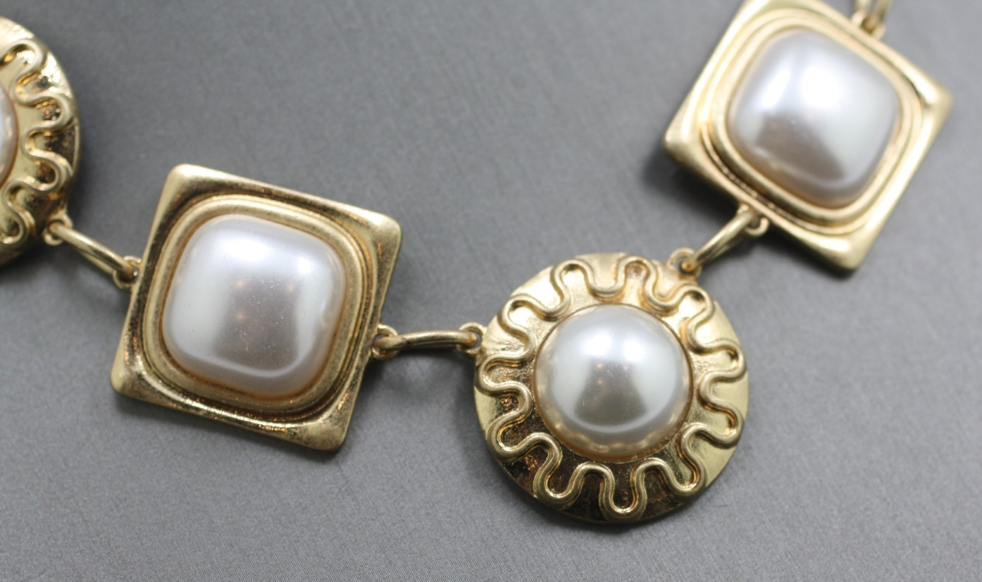 Brushed matte satin gold tone faux mabe pearls chain necklace 14-18″ Glam