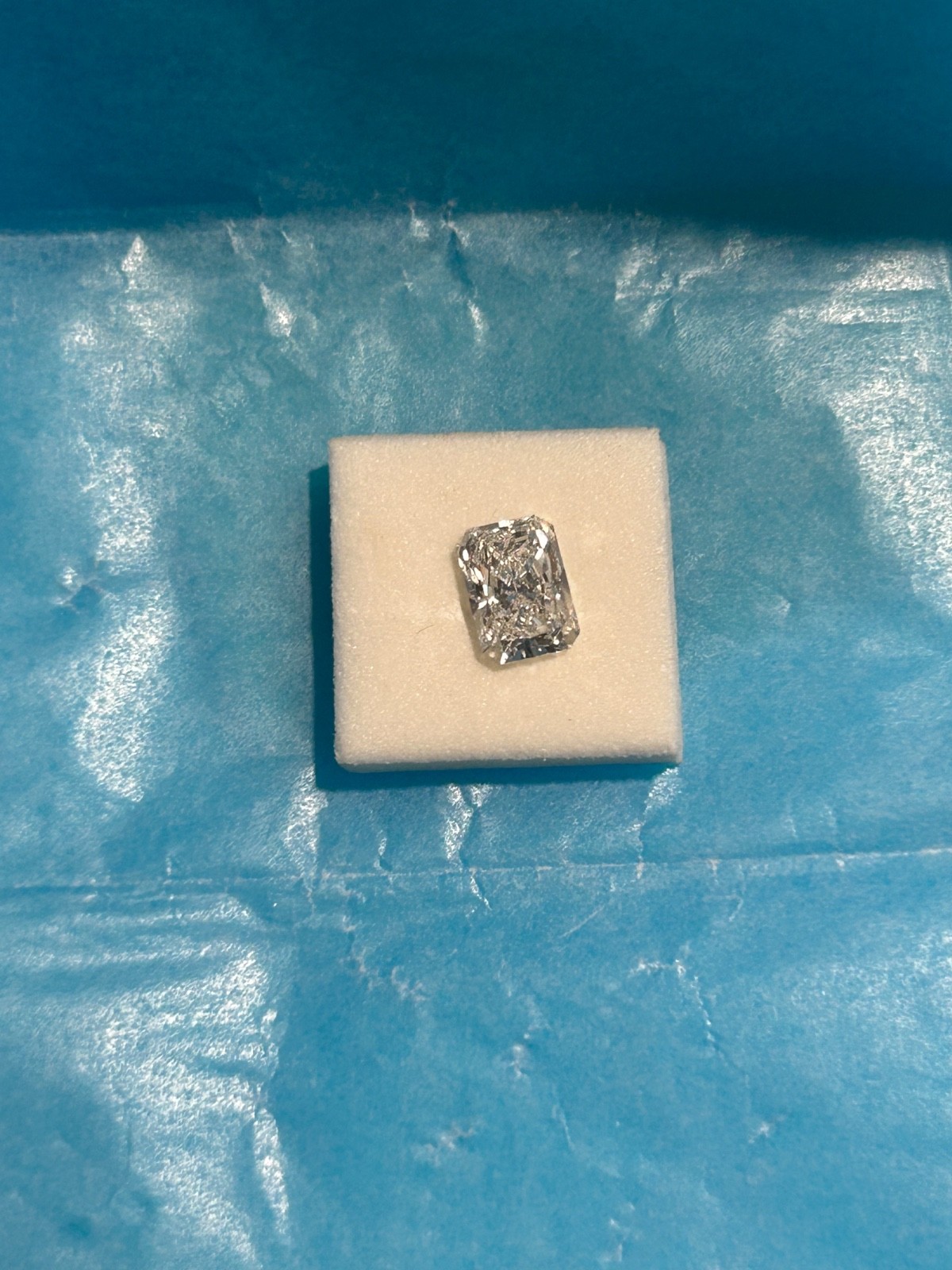 Certified lab-grown loose diamond
