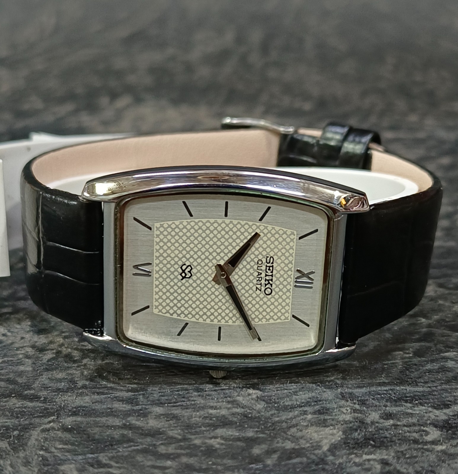 Vintage Seiko Quartz Slim Wristwatch Two Hands Classic Dress Watch Minimal Dial