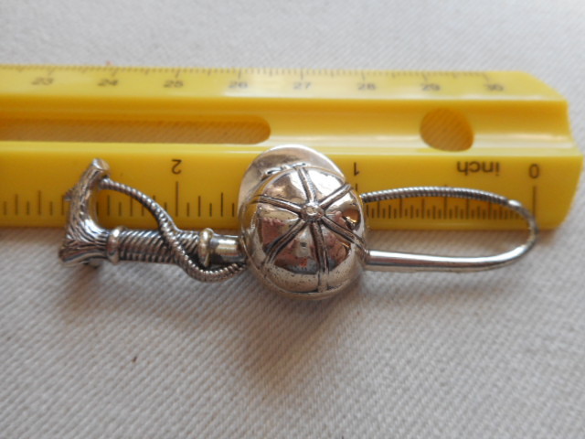 Vintage Sterling Silver 925 Cap & Riding Crop Brooch RE3619