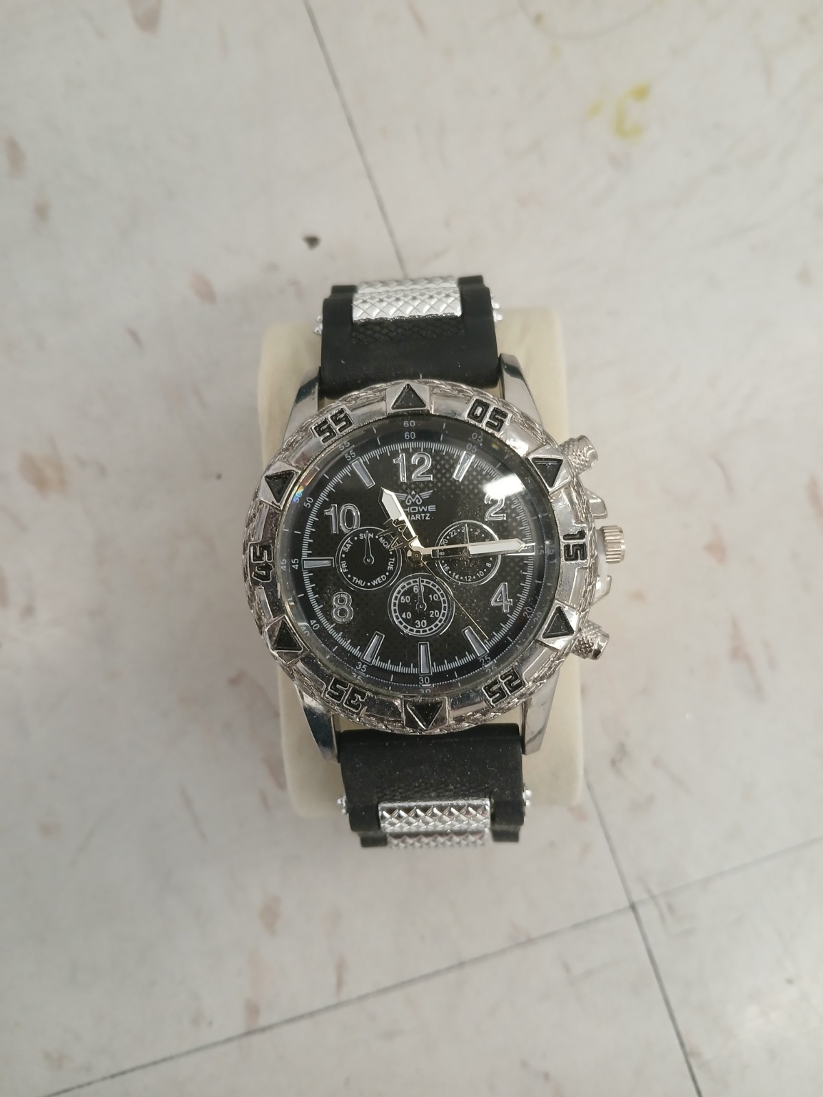 Howe Quartz Men’s Analog Quartz Watch Black Dial Silver Case Rubber Strap