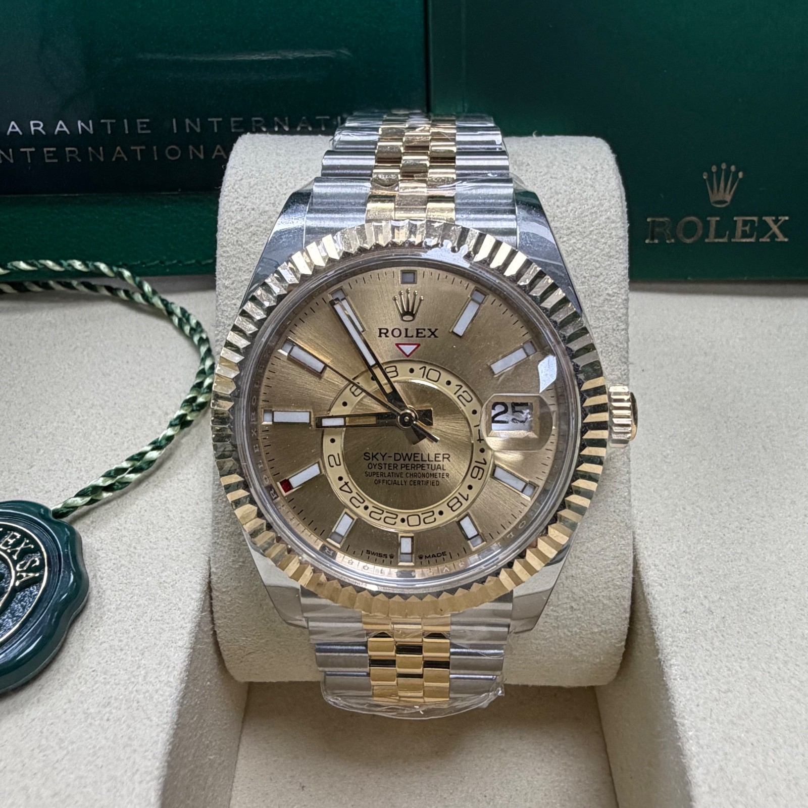 Rolex Skydweller 2025 42mm 336933 Champagne Dial 18K YG Bezel TT Jubilee B&P