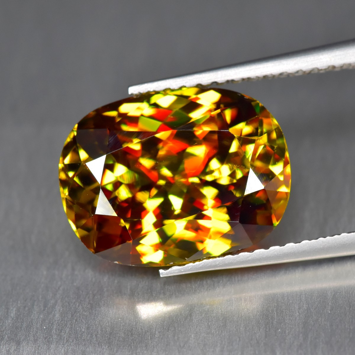 5.69Ct Oval Cut_Fair 100% Natural Multi color With Red Flash Titanite Sphene