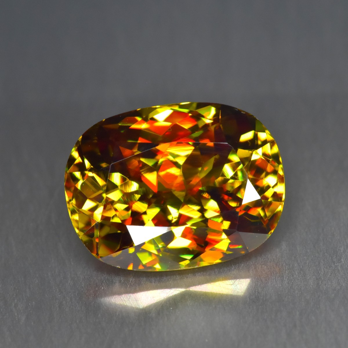 5.69Ct Oval Cut_Fair 100% Natural Multi color With Red Flash Titanite Sphene