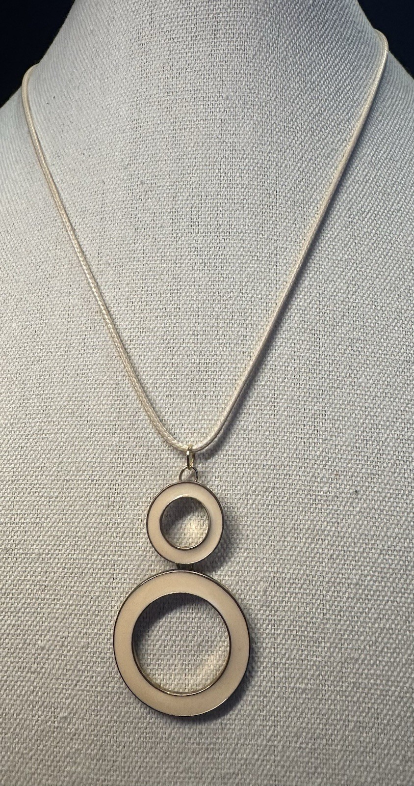 Vintage 1970’s Goldtone & Ivory Cream Enamel Round Pendant On Cord Necklace