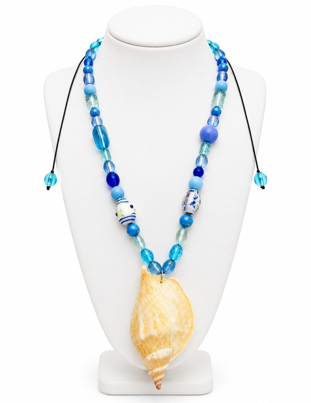 Collar veraniego con caracol y beads en tonos de azul y largo ajustable