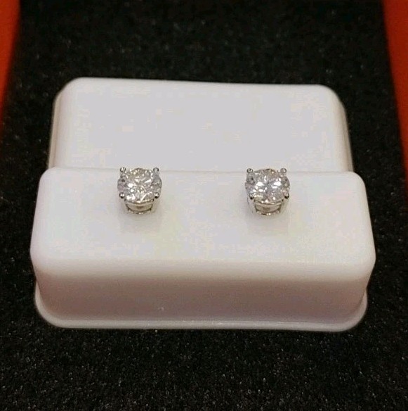 Moissanite 0.85ct Round Stud Earrings .925 Sterling Silver. VVSD