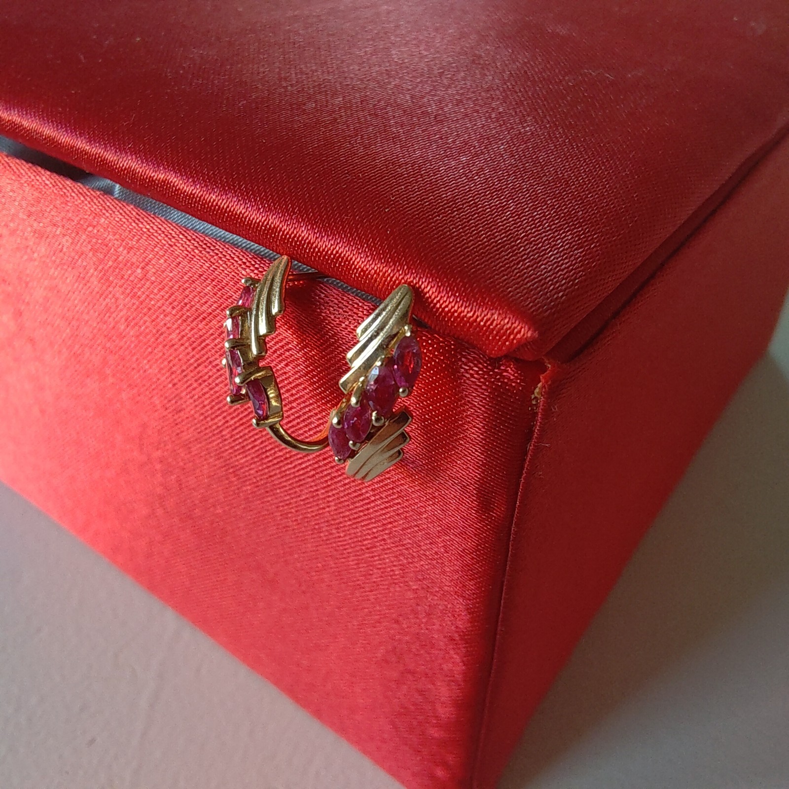 Vintage 14K Yellow Gold Ribbon J-Hoop Earrings Marquise Pink Fuchsia Gemstone 3g