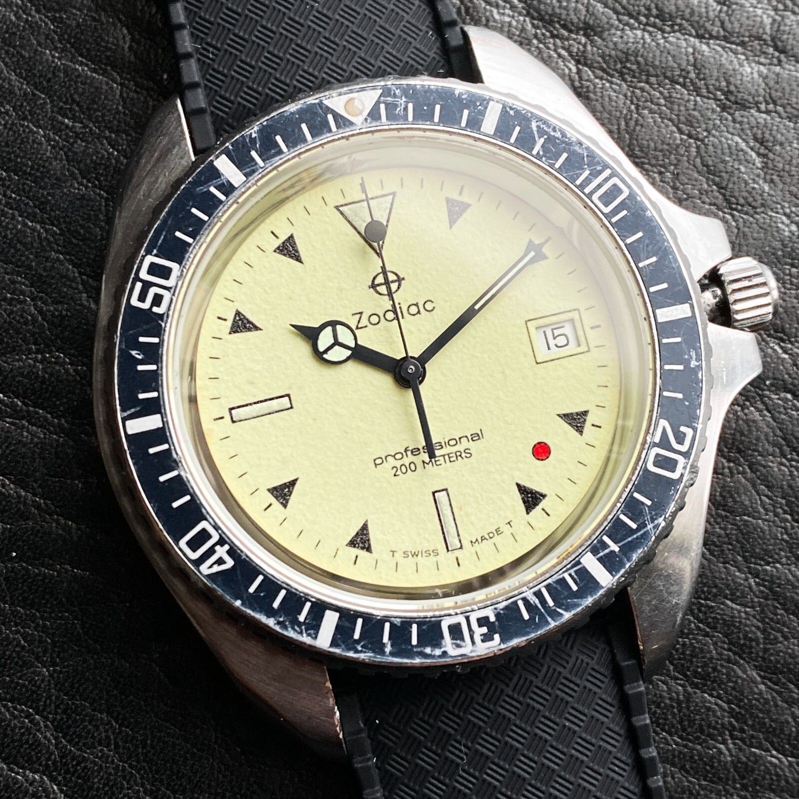 EXCELLENT ZODIAC VINTAGE RED POINT RED DOT 106.21.07 QUARTZ DIVER SWISS