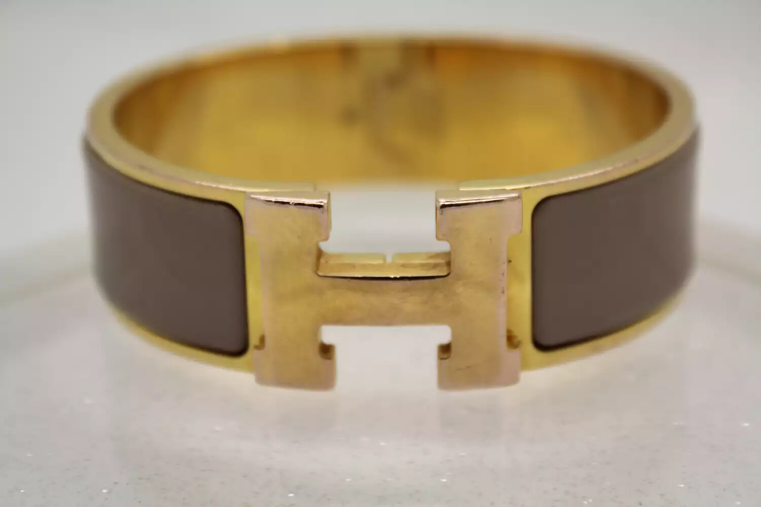 HERMES METAL ENAMEL CLIC-CLAC “H” BEIGE GOLD BANGLE
