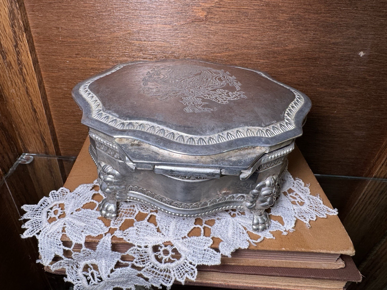 Vintage International Silver Company Coat Of Arms Jewelry Box w/ Red Velvet 