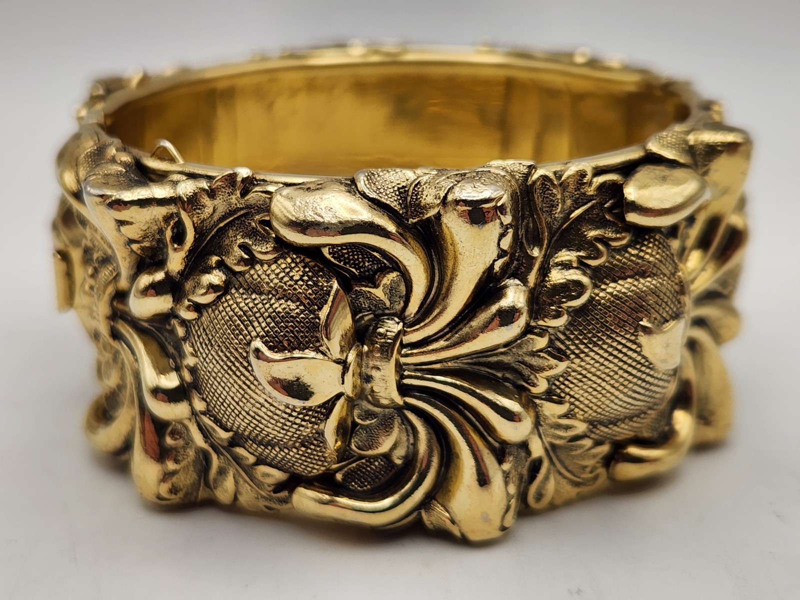 Whiting & Davis Signed Vintage Ornate Bangle Bracelet Hinged Gold Tone Push Lock