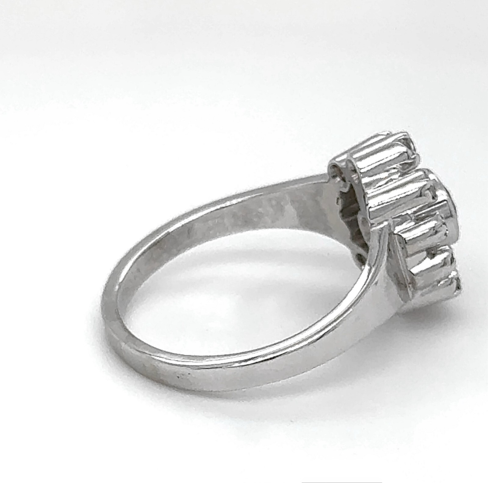Vintage 18ct (750) White Gold Ring with Fine Diamonds