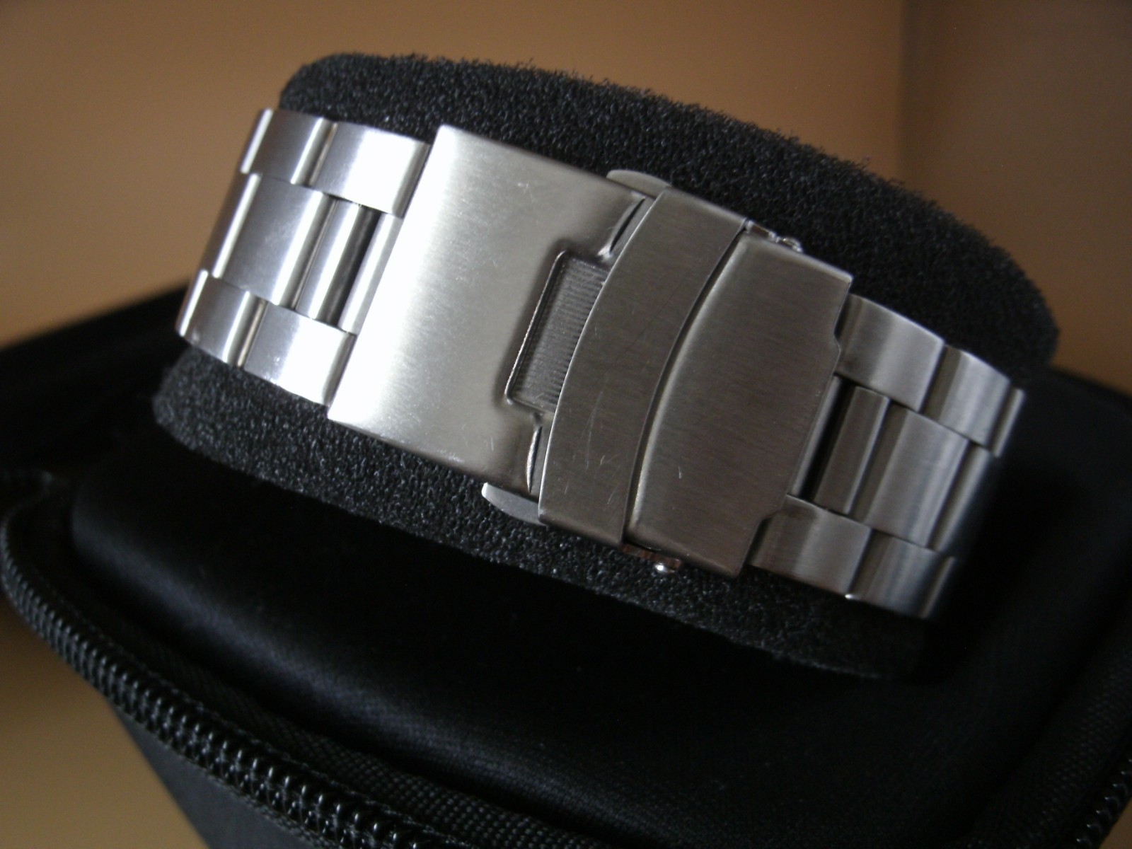 Glycine AirPilot Dual time watch, working and keeping time.