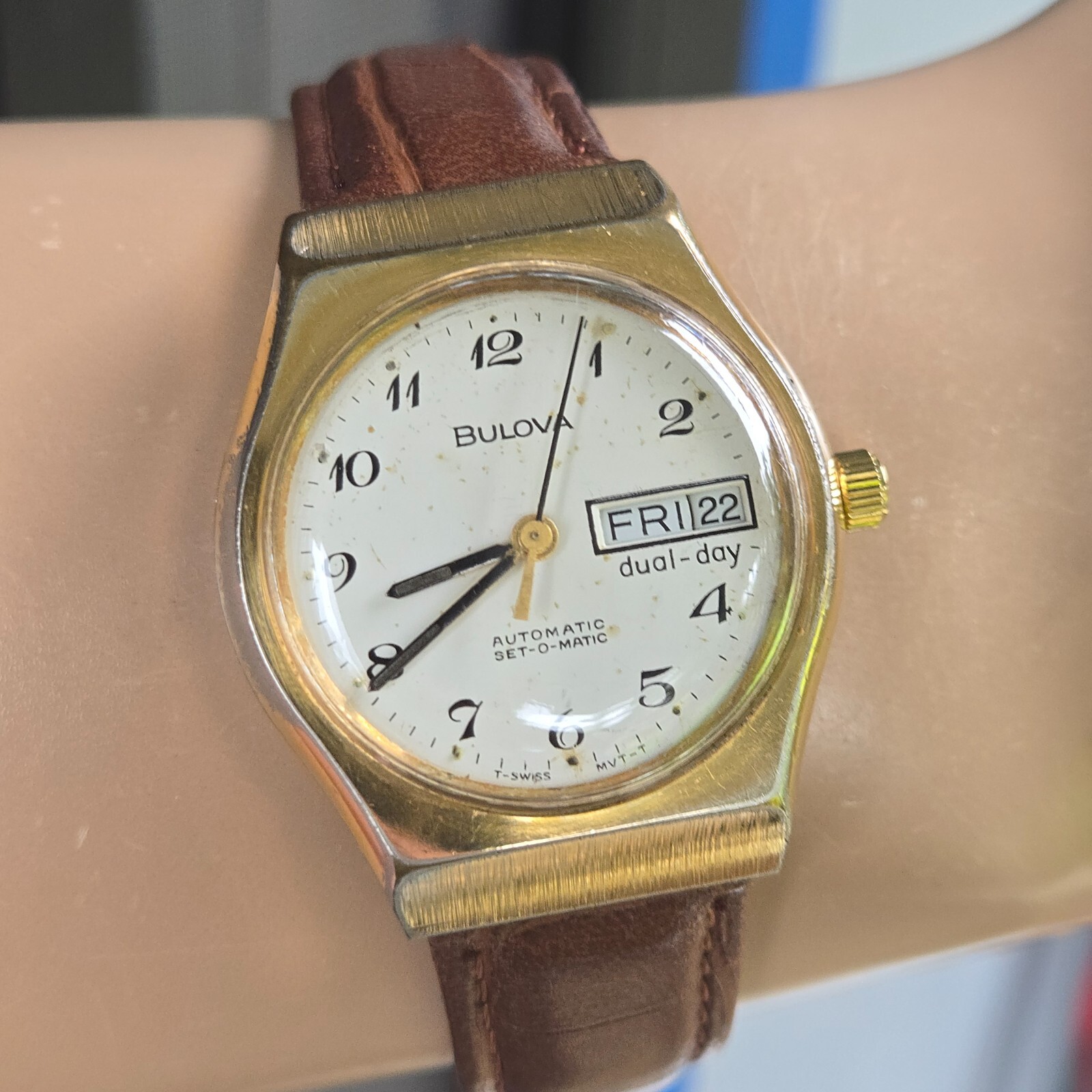Vintage BULOVA men’s automatic watch day/date ETA 2879 swiss 1977