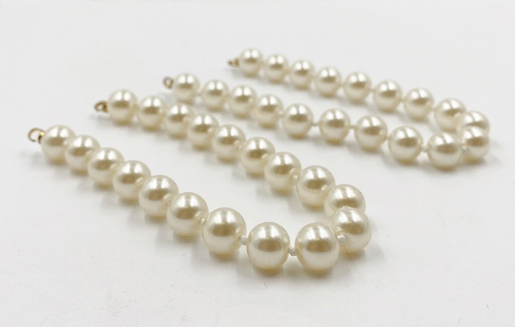 VINTAGE JAPAN HAND KNOTTED PEARL GLASS 8mm. BEAD 7″ BRASS TIPPED SECTION D394