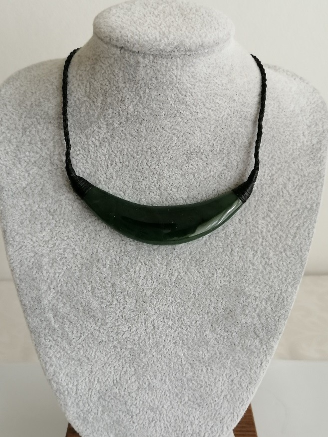 Beautiful New Zealand style Jade Polished Curve Pendant Necklace 69mm L Unisex