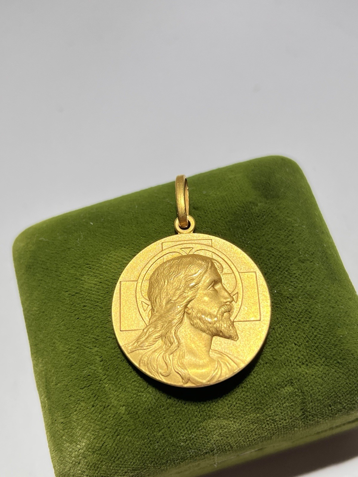 Vintage 14 Kt Gold Circular Religious Jesus Christ Son Of God Pendant 8.8 Grams