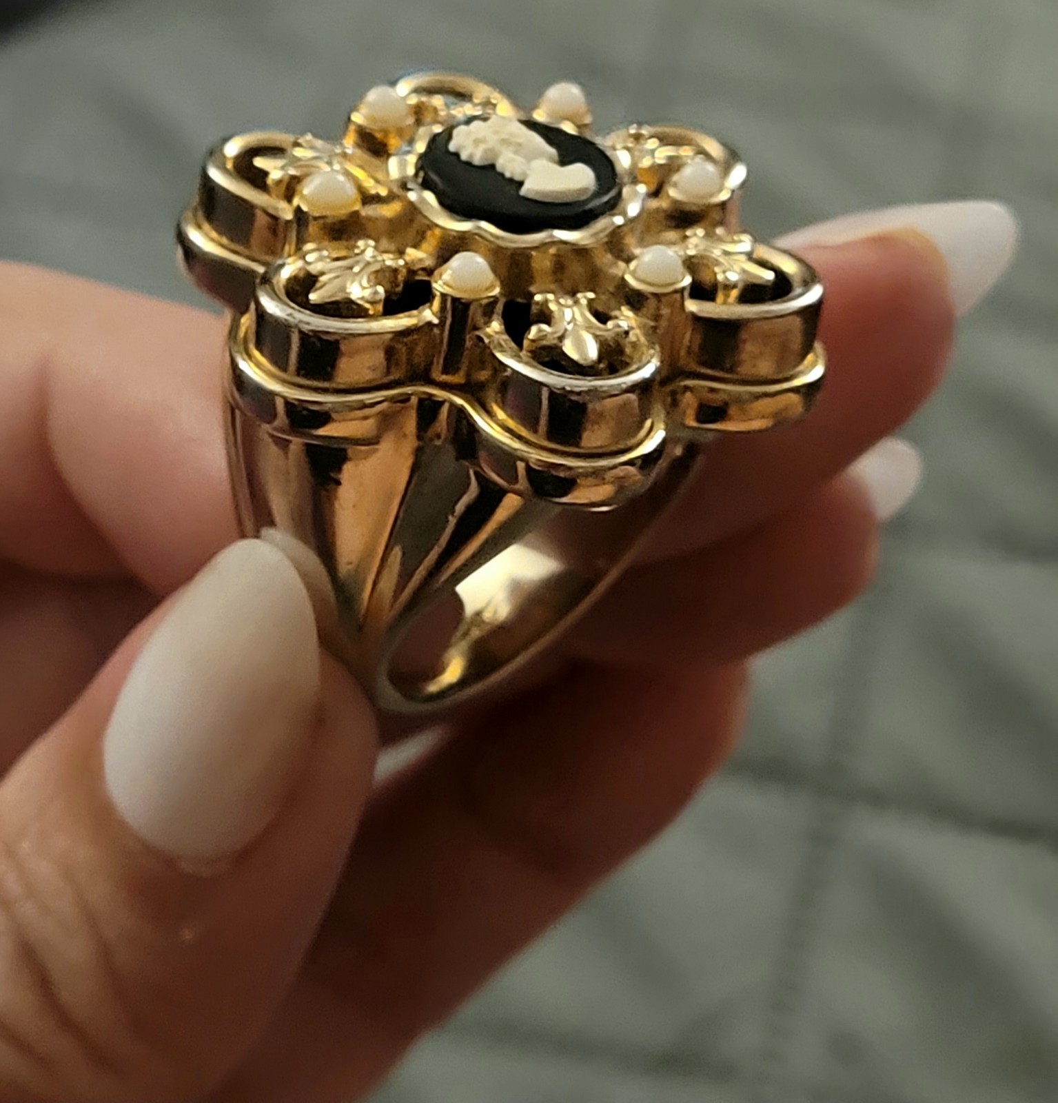 JewelMint Gold Tone Bambina Cameo Portrait Cocktail Ring Size 8 Signed