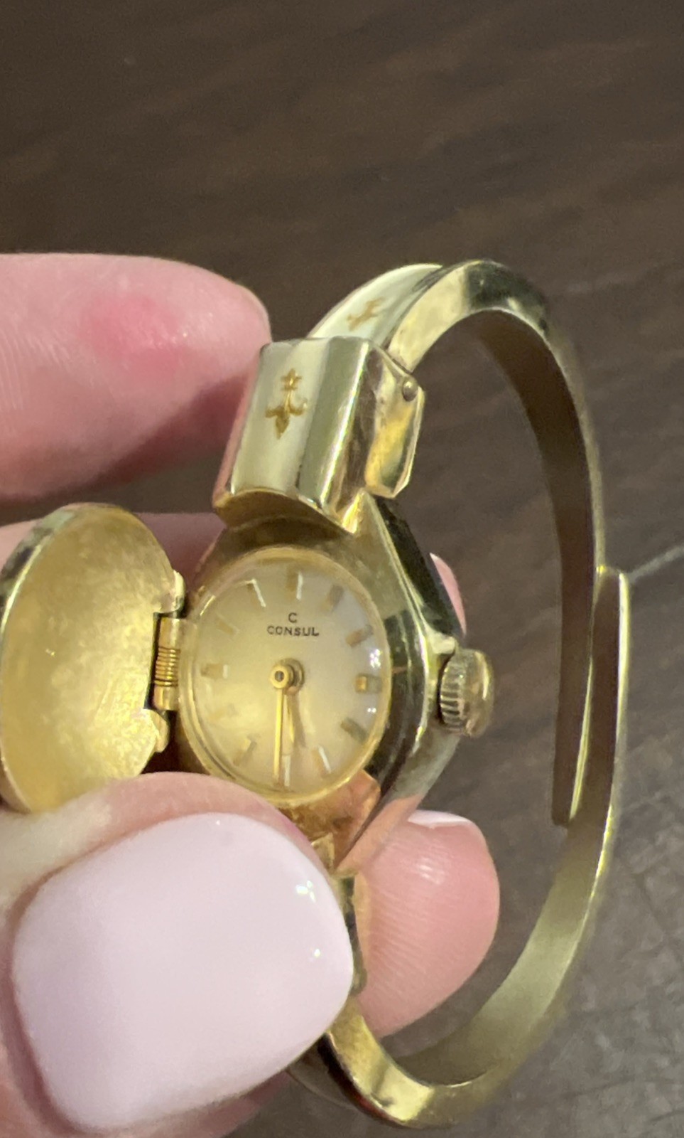 Consul Swiss Women Fond Acier Inoxydable Bangle Mechanical Wind Watch Peek A Boo