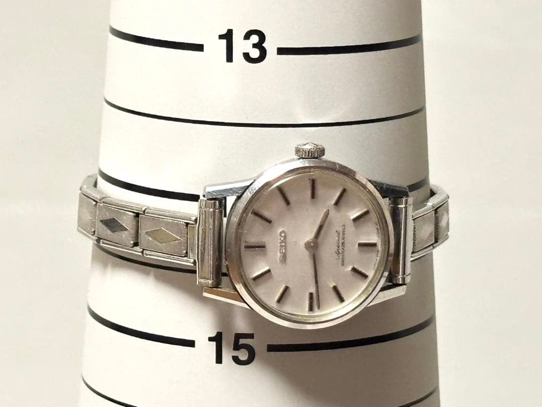 SEIKO Special 25 Jewels Manual Winding Ladies’ Watch with Medallion